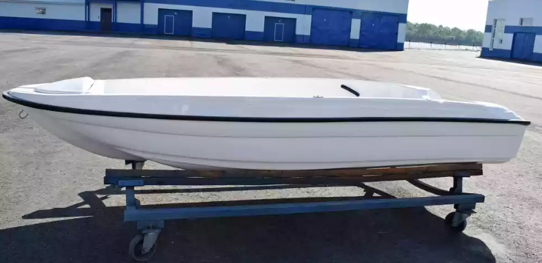 Стеклопластиковая лодка Пингвин (тримаран) в Элисте