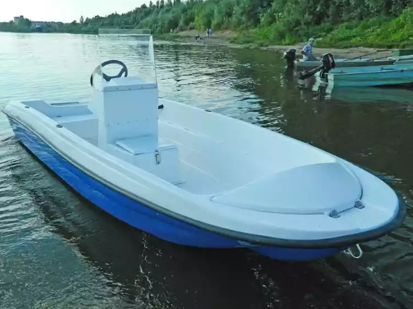Стеклопластиковая лодка Пингвин с консолью (тримаран) в Элисте