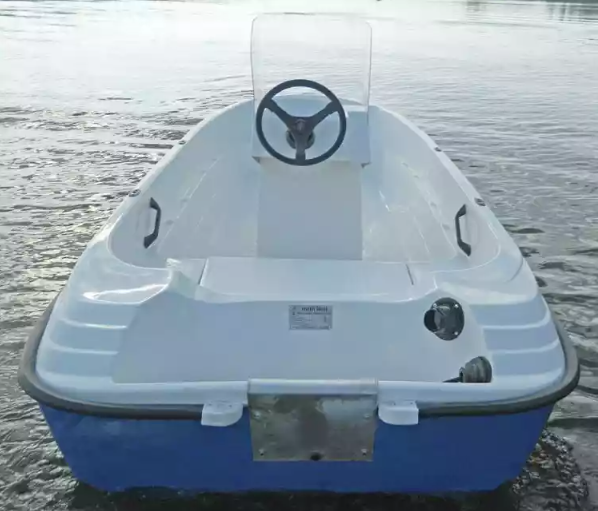Стеклопластиковая лодка Пингвин с консолью (тримаран) в Элисте