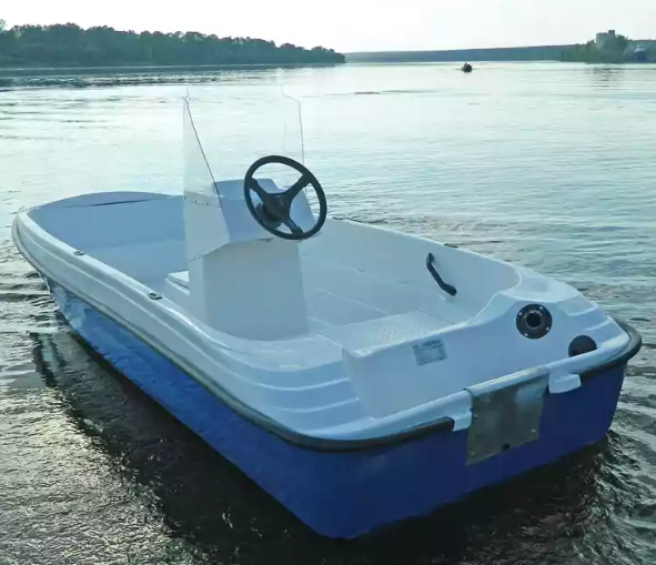 Стеклопластиковая лодка Пингвин с консолью (тримаран) в Элисте