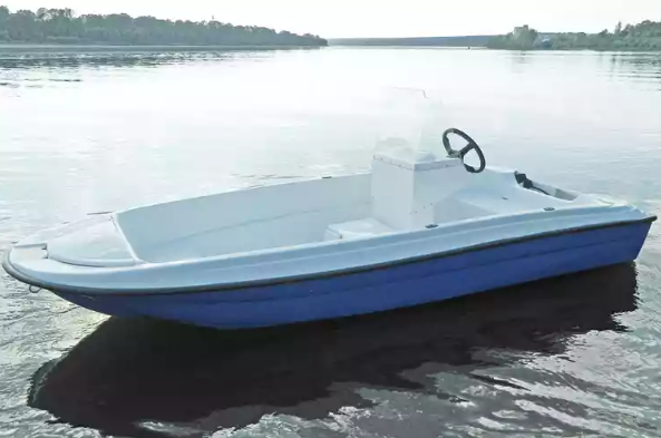 Стеклопластиковая лодка Пингвин с консолью (тримаран) в Элисте