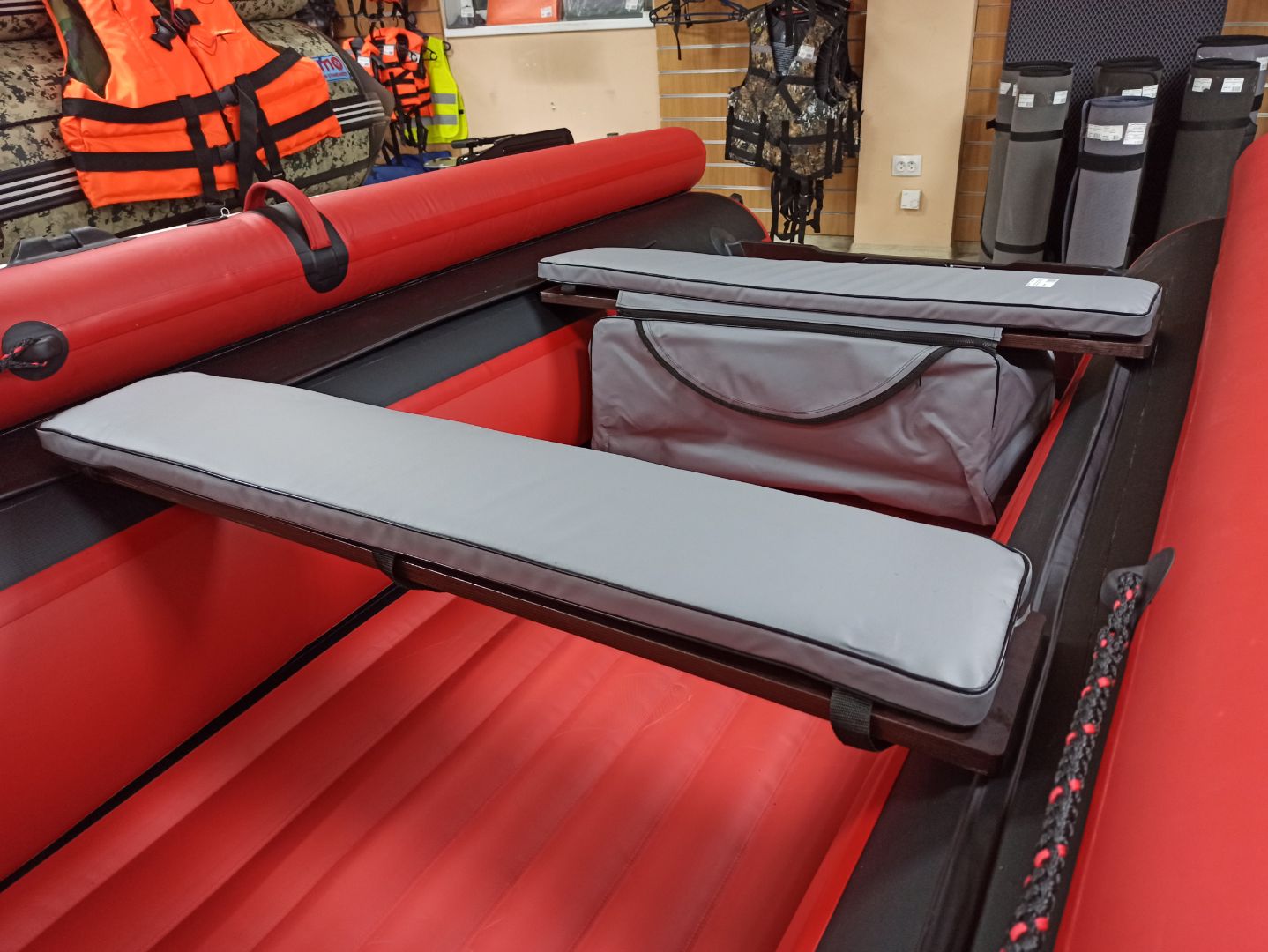 КОМПЛЕКТ МЯГКИХ НАКЛАДОК С СУМКОЙ ДЛЯ ЛОДОК 110Х20 СЕРЫЙ в Элисте