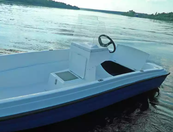 Стеклопластиковая лодка Пингвин с консолью (тримаран) в Элисте
