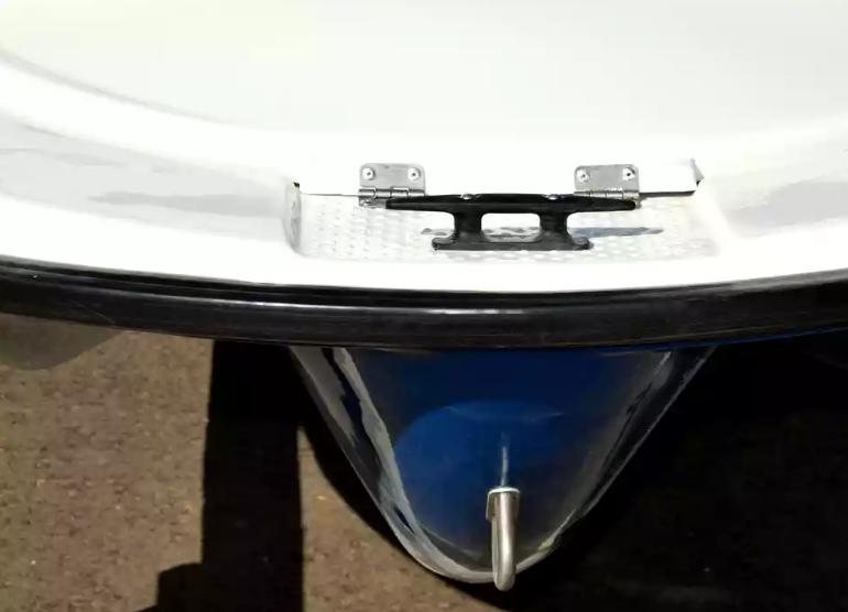 Стеклопластиковая лодка Пингвин с консолью (тримаран) в Элисте