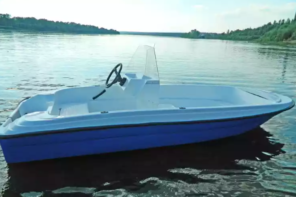 Стеклопластиковая лодка Пингвин с консолью (тримаран) в Элисте