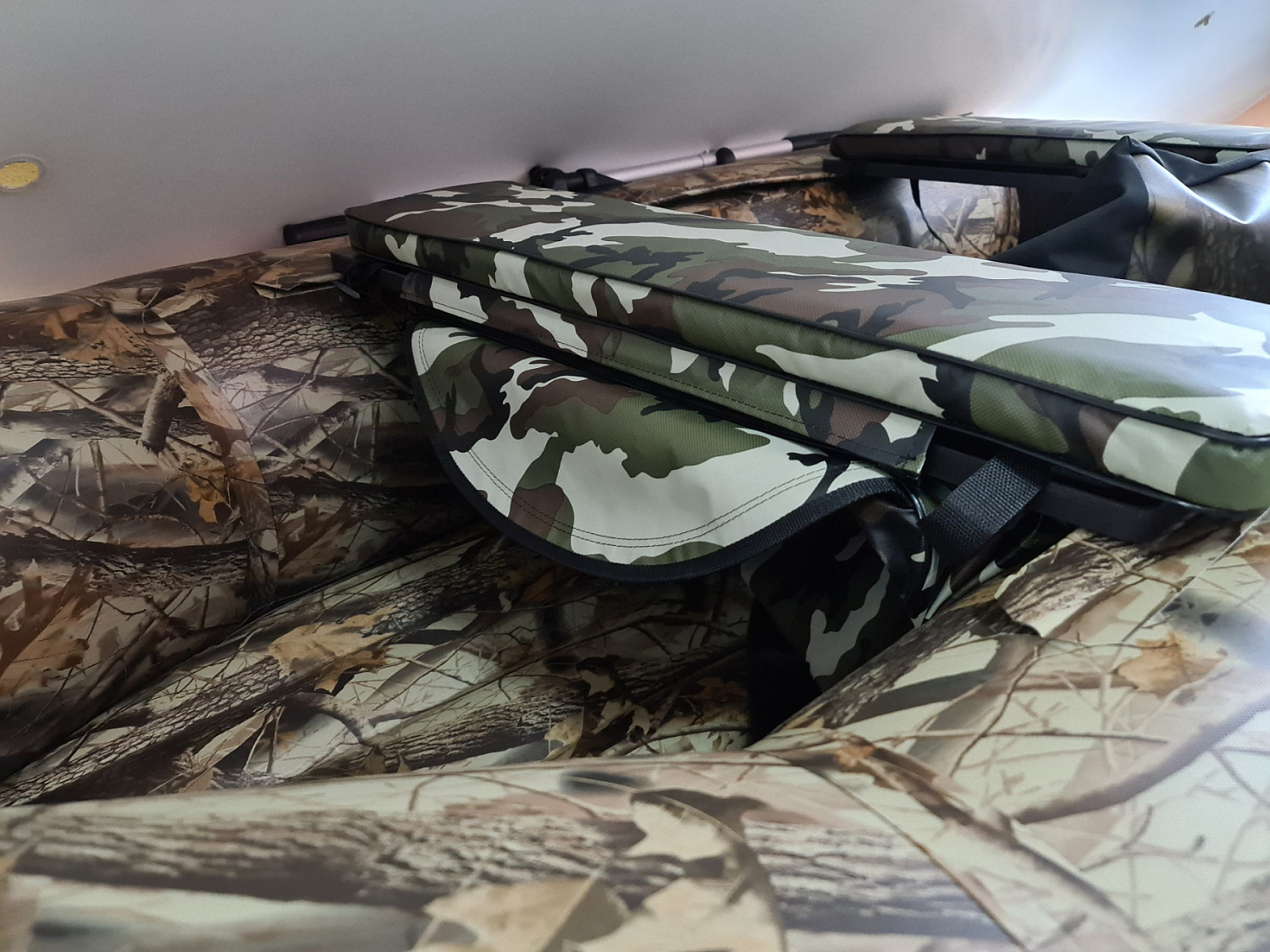 КОМПЛЕКТ МЯГКИХ НАКЛАДОК С СУМКОЙ ДЛЯ ЛОДОК 80Х20 КАМУФЛЯЖ в Элисте